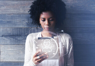 Futuristische Technologie und Kommunikation. Schönes lächelndes schwarzes Mädchen mit Afro-Frisur, das einen digitalen Tablet-PC oder ein Touchpad benutzt, E-Mails checkt oder Nachrichten tippt. Weltweite Verbindung